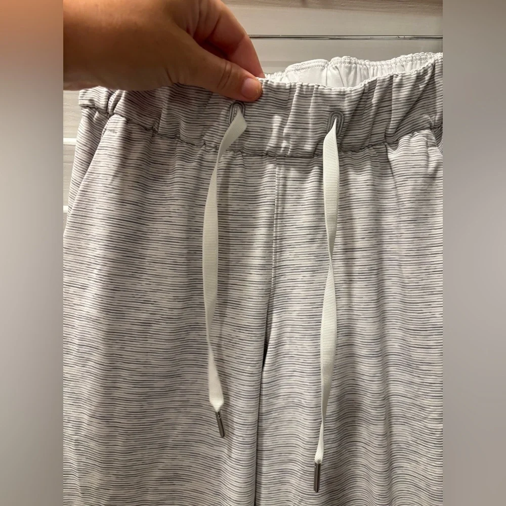LULULEMON On The Fly Crop 23” Light Gray Joggers Travel Athletic Sweatpants 0
